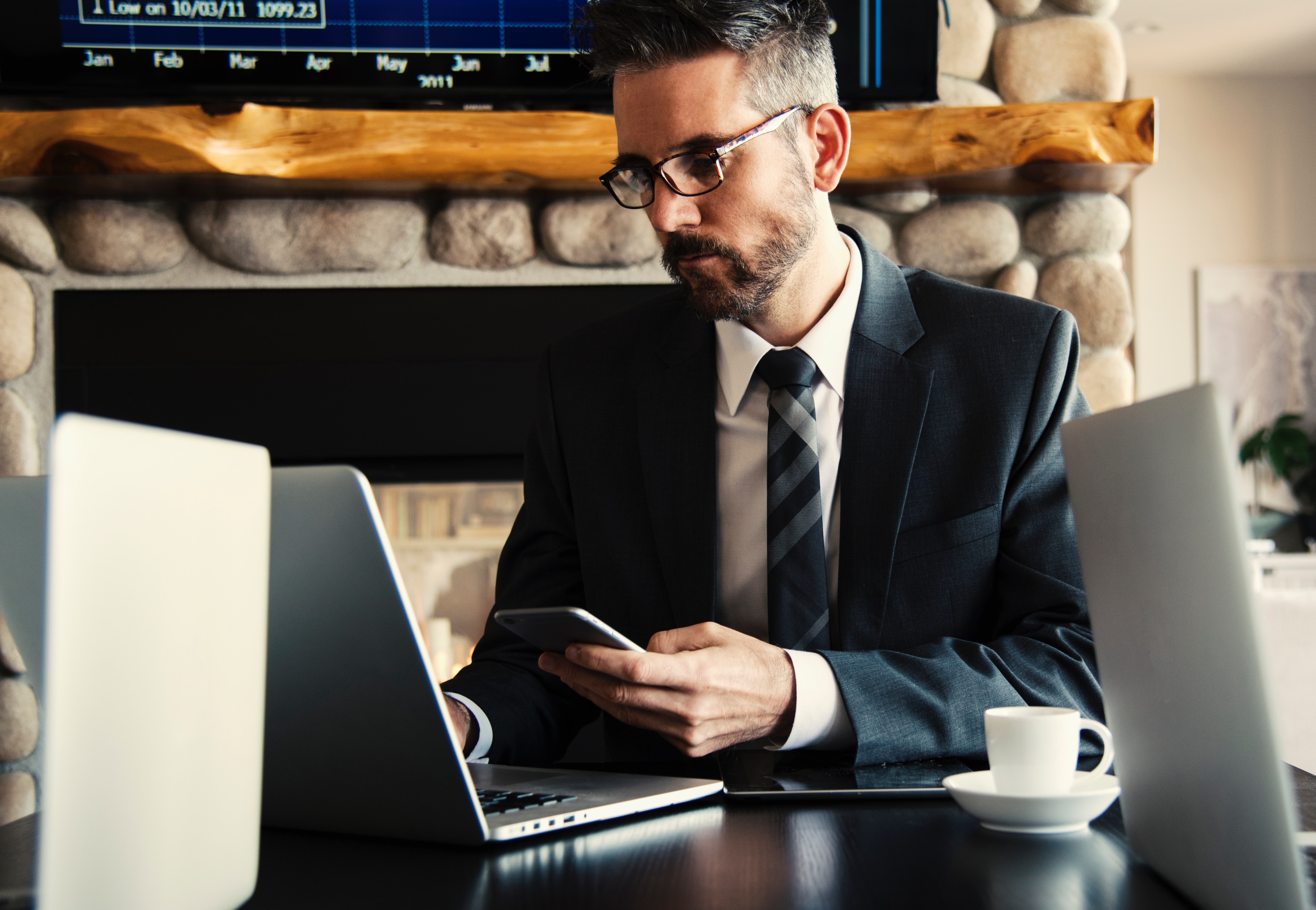 man-in-black-holding-phone-618613.jpg